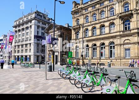 Sites touristiques panneau routier à Derby Square à l'angle de la rue James avec Ville de louer des vélos à l'avant-plan, Liverpool, Royaume-Uni. Banque D'Images