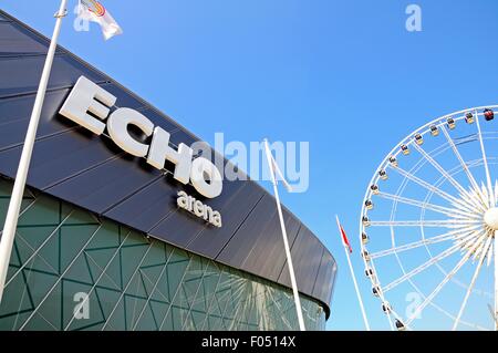 Echo Arena et centre de congrès avec le Liverpool volant à droite au Kings Dock, Liverpool, Merseyside, England, UK. Banque D'Images