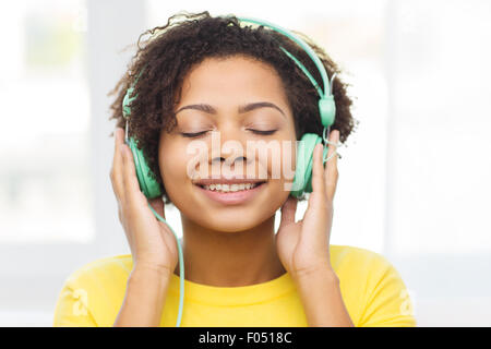 Happy woman with headphones listening to music Banque D'Images