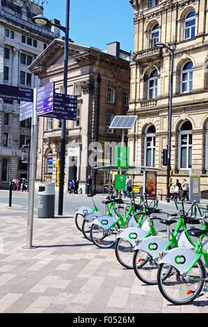 Sites touristiques panneau routier à Derby Square à l'angle de la rue James avec Ville de louer des vélos à l'avant-plan, Liverpool, Royaume-Uni. Banque D'Images