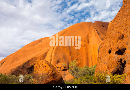 L'Australie, Ayers Rock, raccourcissement de la montagne sacrée Uluru Banque D'Images