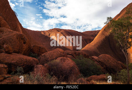 L'Australie, Ayers Rock, raccourcissement de la montagne sacrée Uluru Banque D'Images