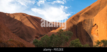 L'Australie, Ayers Rock, raccourcissement de la montagne sacrée Uluru Banque D'Images