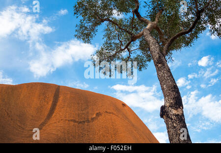 L'Australie, Ayers Rock, raccourcissement de la montagne sacrée Uluru Banque D'Images