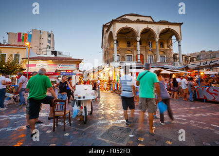 Les vendeurs de bonbons et les touristes devant la mosquée de la place Monastiraki Banque D'Images