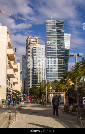 Tel Aviv, Israël- le 20 décembre 2014 : Ancien rénové et bâtiments modernes dans Boulevard Rotshild de Tel Aviv. Israël Banque D'Images