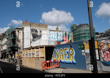Street Art graffiti et la thésaurisation de la construction sur le site de réaménagement à Shoreditch East London UK 2015 KATHY DEWITT Banque D'Images