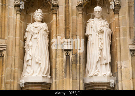 Les Statues de la Reine et le Prince Philip, duc d'Édimbourg, à la Cathédrale de Canterbury par le sculpteur Nina Bilbey pour marquer le jubilé de diamant de la Reine. UK Banque D'Images