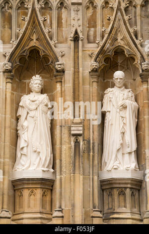 Les Statues de la Reine et le Prince Philip, duc d'Édimbourg, à la Cathédrale de Canterbury par le sculpteur Nina Bilbey pour marquer le jubilé de diamant de la Reine. UK Banque D'Images