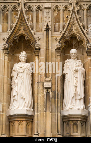 Les Statues de la Reine et le Prince Philip, duc d'Édimbourg, à la Cathédrale de Canterbury par le sculpteur Nina Bilbey pour marquer le jubilé de diamant de la Reine. UK Banque D'Images