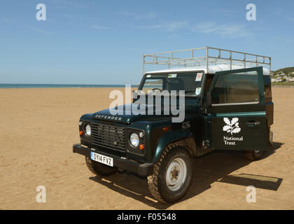 National Trust Rangers Land Rover Defender sur la plage de Woolacombe North Devon Banque D'Images