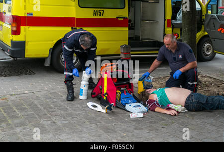 L'équipe d'intervention d'urgence du traitement du patient victime d'un accident d'ambulance arrêt cardiaque, crise cardiaque Défibrillateur defibrillateur Banque D'Images