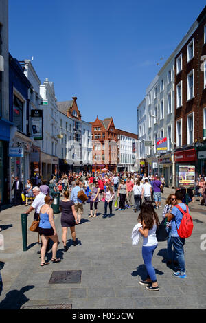 Les gens à pied des boutiques de Grafton Street Dublin Banque D'Images