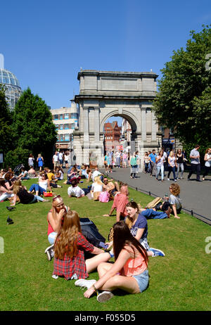 St Stephens green dublin personnes été agréable pause déjeuner Séance de passage de l'herbe entrée archway Banque D'Images