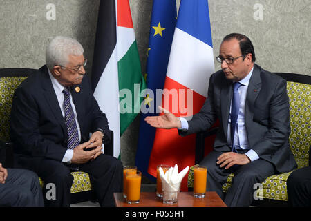 Ismailia, Égypte. 6e août, 2015. Le président palestinien Mahmoud Abbas rencontre le président français François Hollande en marge d'événements inaugurant les nouveaux venus dans le canal de Suez, à Ismaïlia, en Égypte, le 6 août 2015. Credit : ZUMA Press, Inc./Alamy Live News Banque D'Images