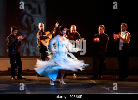 Edinburgh UK. 7 Août, 2015. Matematicas de lo Jondo Redux dans le cadre de l'Edinburgh Festival Juste au lieu de la salle centrale 295a. sur la photo : Danseurs : Charo Cala, Antonio Amaya. Chanteurs : Javier Allende, Gregorio Garcia. Guitares : Fernando Maria, Alberto Lopez. Édimbourg. Credit : Pako Mera/Alamy Live News Banque D'Images