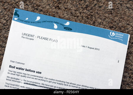 Blackpool, le vendredi 7 août 2015. United Utilities émettre une directive d'urgence avertissement tous les habitants de Blackpool, Preston, Chorley, Fylde, Wyre et South Ribble à faire bouillir leur eau avant de l'utiliser jusqu'à nouvel ordre en raison d'une infection par le parasite cryptosporidium. Cela affecte l'eau qu'ils boivent, brosser les dents avec et préparer la nourriture avec. Tous les ménages ont reçu une lettre en mains propres à eux aujourd'hui, vendredi, pour les informer du problème et les mesures dont ils ont besoin pour protéger leur santé taketo Crédit : Barrie Harwood/Alamy Live News Banque D'Images