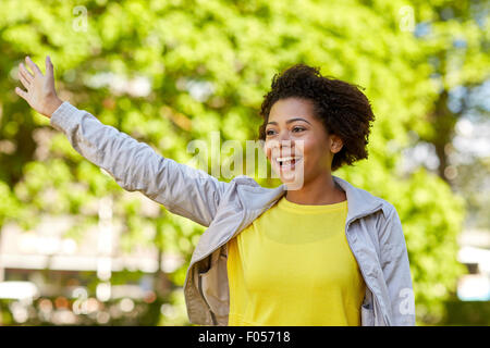 Happy african american woman in summer park Banque D'Images