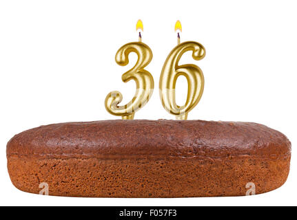 Gâteau d'anniversaire avec des bougies numéro 36 isolé sur fond blanc Banque D'Images