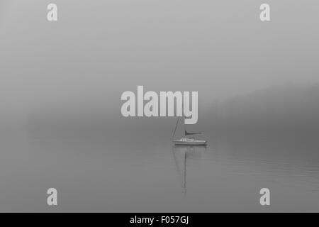 Bateau sur un lac brumeux Banque D'Images