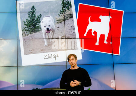 Zynga fondateur Mark Pincus en face d'un écran multimédia montrant son bulldog Zinga, qui vit dans le logo de l'entreprise. - 2013. Banque D'Images