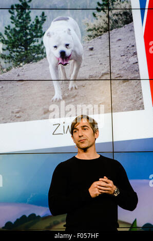 Zynga fondateur et PDG Mark Pincus en face d'une photo montrant son bulldog Zinga, homonyme de longue date et mascotte de la société de jeu social. - 2013. Banque D'Images