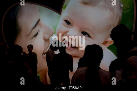 Hong Kong, Chine. 7e août, 2015. Personnes visitent la 23e International Baby & Produits Enfants Expo à Hong Kong Convention and Exhibition Centre, Hong Kong, Chine du Sud, 7 août 2015. L'Expo a débuté jeudi, avec près de 350 exposants. © Il Jingjia/Xinhua/Alamy Live News Banque D'Images