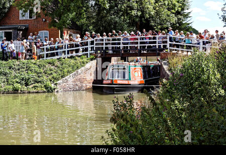 Caen, verrouillage de devizes, UK. 07Th aug 2015. Briser la bande pour célébrer les 25 ans de la réouverture du canal de Kennet et Avon Banque D'Images