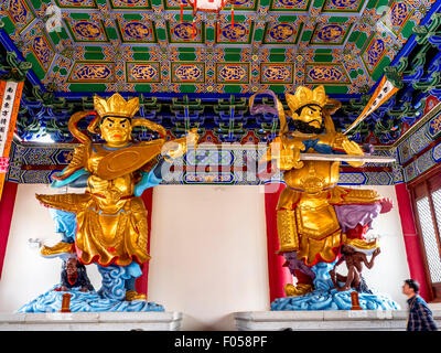 Dieux bouddhistes dans les bâtiments de la monastère Chongsheng Dali Chine Aux Trois Pagodes Banque D'Images