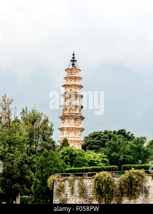 L'une des pagodes frère des Trois Pagodes du temple Chongsheng Dali Yunnan Province Chine Banque D'Images