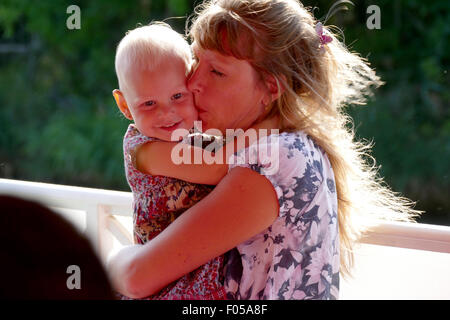 Une jeune mère avec une petite fille sur le bateau, la Bulgarie, la Catalina. Banque D'Images