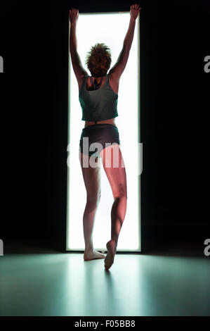 Edimbourg, Royaume-Uni, 7 août 2015. 'Swallow' par Stef Smith, Traverse Theatre Company. Emily Observateur. Crédit : Jeremy Abrahams / Alamy Live News Banque D'Images