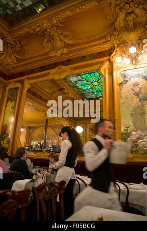 Serveurs à La Brasserie Julien à Paris, France Banque D'Images