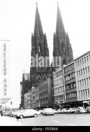 Géographie / Voyage, Allemagne, Cologne, rues, Komoedienstrasse, fond: Les tours de la cathédrale de Cologne, vue, début des années 1970, droits additionnels-Clearences-non disponible Banque D'Images