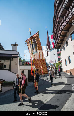 Chaque année Kirchtagfest Soelden, défilé de l'église et le festival Banque D'Images