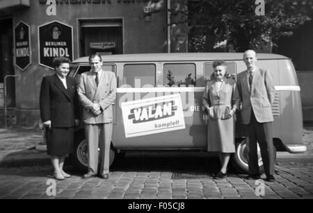Transport / transport, voiture, variantes de véhicule, Volkswagen, VW T1 minibus, comme véhicule promotionnel pour la poudre à laver 'Valan', années 1950, droits supplémentaires-Clearences-non disponible Banque D'Images