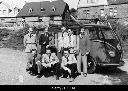 Personnes, hommes, groupes, jeunes hommes devant VW T1 minibus, années 1950, droits additionnels-Clearences-non disponible Banque D'Images