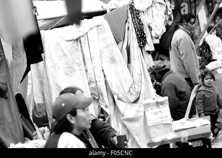 Buenos Aires, Argentine. 7e août, 2015. Les gens de la tribu d'origine Qom et d'autres sont campés sur l'avenue principale de DF, exigeant le respect de leurs territoires depuis mars 2015 Credit : Néstor J. Beremblum/Alamy Live News Banque D'Images