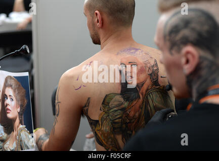 Berlin, Allemagne. 7e août, 2015. Les encres Jays tatoueur à l'œuvre à la Convention de Tatouage à Berlin, Allemagne, 7 août 2015. PHOTO : BRITTA PEDERSEN/DPA/Alamy Live News Banque D'Images