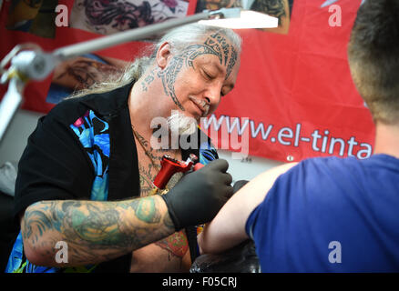 Berlin, Allemagne. 7e août, 2015. Tintador El tatoueur à l'œuvre à la Convention de Tatouage à Berlin, Allemagne, 7 août 2015. PHOTO : BRITTA PEDERSEN/DPA/Alamy Live News Banque D'Images