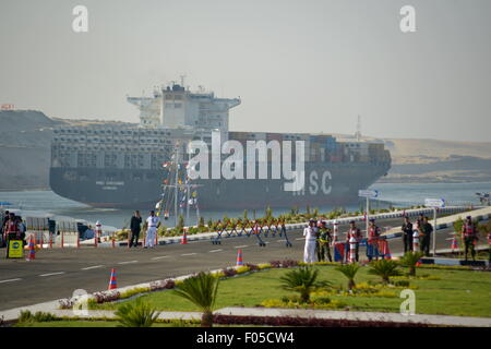 Le Caire, Égypte. 6e août, 2015. D'énormes navires porte-conteneurs passent dans des canaux distincts offrant deux voies de circulation à l'inauguration du nouveau canal de Suez mise à niveau, d'après 1 ans de travail non-stop 24h/24, vise à accroître la capacité de transport maritime à partir de de 49 à 97 navires par jour, et en diminuant les temps d'attente de 24 à 11 heures. Credit : Barry Iverson/Alamy Live News Banque D'Images