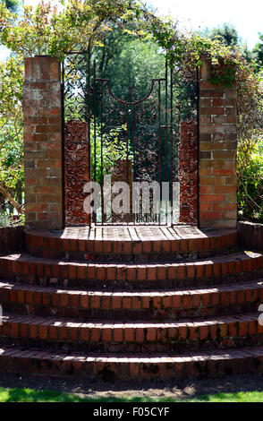 Une porte de jardin en fer et étapes. Banque D'Images