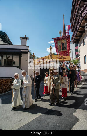 Chaque année Kirchtagfest Soelden, défilé de l'église et le festival Banque D'Images