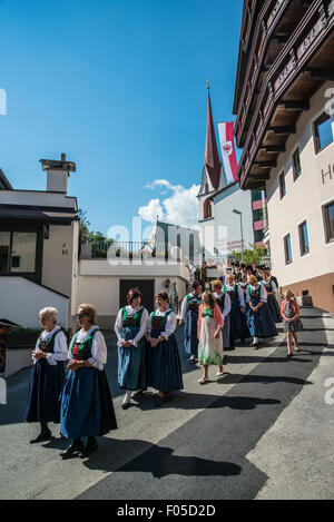 Chaque année Kirchtagfest Soelden, défilé de l'église et le festival Banque D'Images