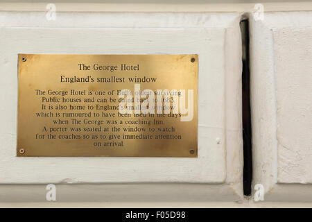 Une plaque, à l'hôtel Angleterre George commémore la plus petite fenêtre dans la coque. Le pub était autrefois un relais de poste. Banque D'Images