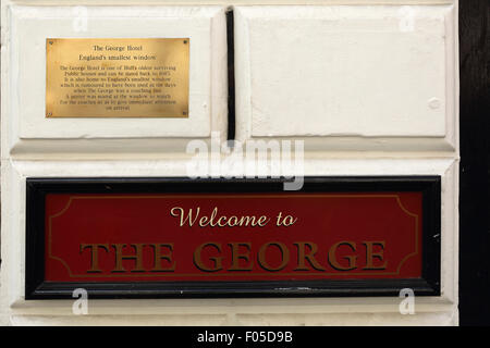 Une plaque, à l'hôtel Angleterre George commémore la plus petite fenêtre dans la coque. Le pub était autrefois un relais de poste. Banque D'Images