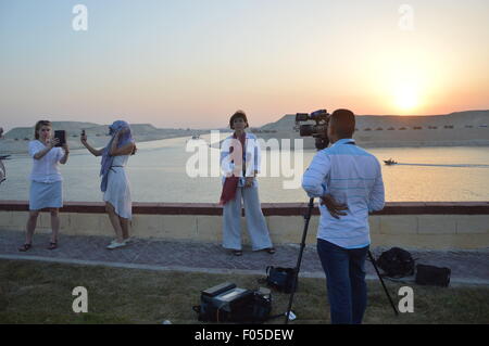 Le Caire, Égypte. 6e août, 2015. Médias Internationaux et preneurs selfies lors de l'inauguration du nouveau canal de Suez mise à niveau, d'après 1 ans de travail non-stop 24h/24, vise à accroître la capacité de transport maritime à partir de de 49 à 97 navires par jour, et en diminuant les temps d'attente de 24 à 11 heures. Credit : Barry Iverson/Alamy Live News Banque D'Images