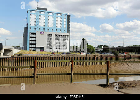 Un hôtel Premier Inn à Hull, en Angleterre. L'hôtel se distingue par la rivière Hull. Banque D'Images