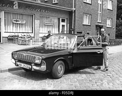 Transport / transport, voiture, taxi, taxi noir arrêts sur la rue, Ford Taunus 17M/20M (P5), Hambourg, 1969, droits additionnels-Clearences-non disponible Banque D'Images