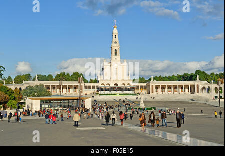 Fatima, Portugal - 29 décembre 2013, les pèlerins et visiteurs de Fatima devant le sanctuaire de Notre-Dame, Portugal Banque D'Images